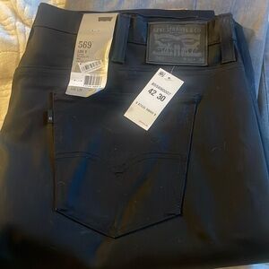 Levi’s 569 Loose Straight Fit. Stretch fit 42 x 30. tags still attached. Black